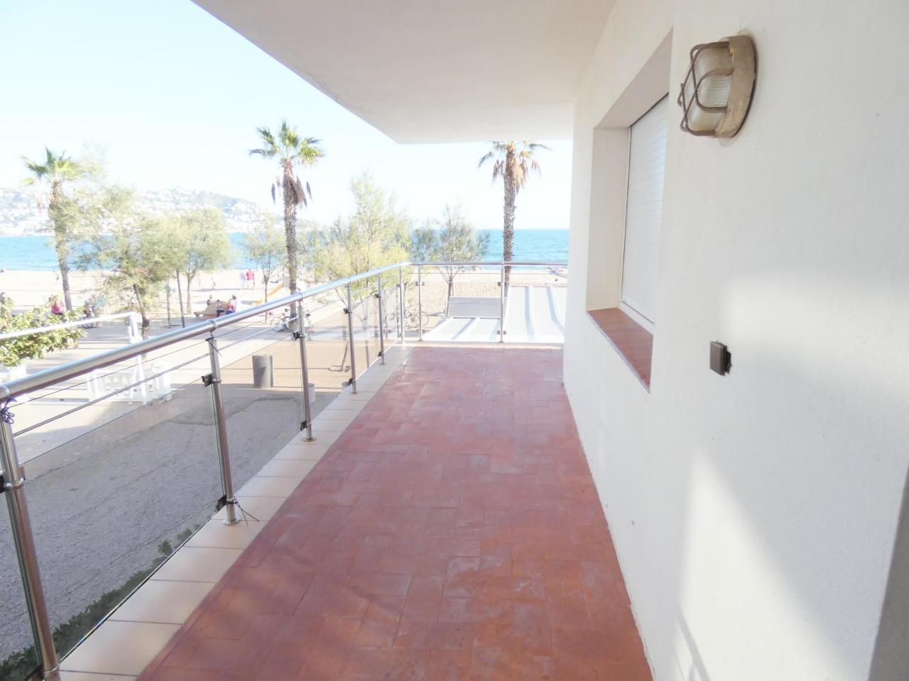 Europa 18 Apartment Roses Exterior photo